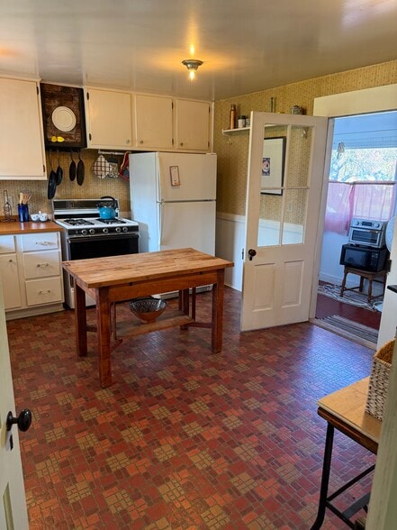 Building Photo - 104 S 1st St