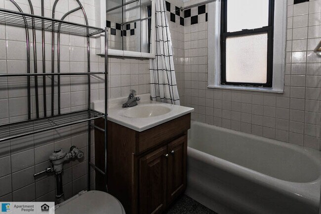 Building Photo - 520 W Surf St