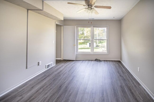 Building Photo - 1220 Hillcrest Dr