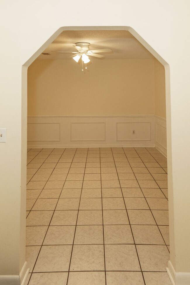 Building Photo - Beautiful 4 bedroom in the heart of Mossy ...