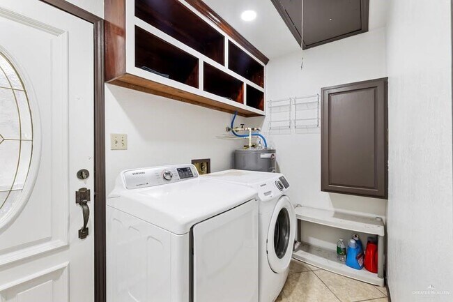 Building Photo - 2306 Flores Dr