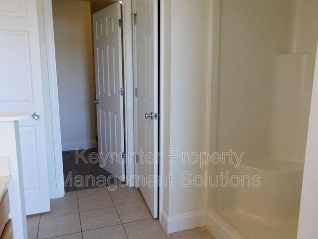 Building Photo - 42 Enchanted View Cir
