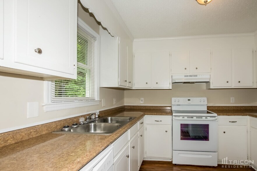 Building Photo - 530 N Royal Tower Dr