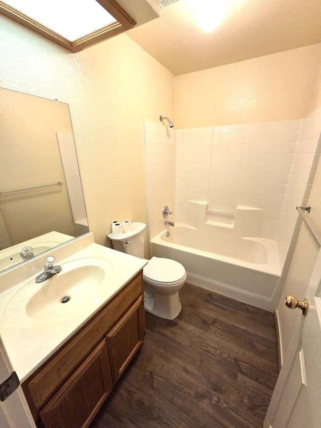 Building Photo - Immaculate 3 Bedroom 2 Bath Home