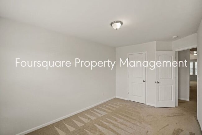 Building Photo - Townhome | Washer/ Dryer Included | Back P...