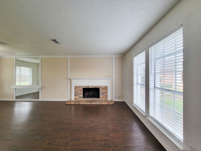 Building Photo - Welcome home to a bright & spacious retreat in sought-after Steeplechase where comfort, function ...