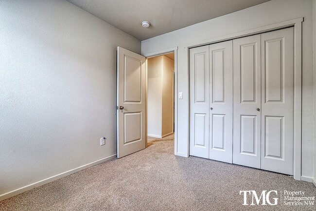 Building Photo - 3 Bed 2.5 Bath Townhome on a Corner Lot in...