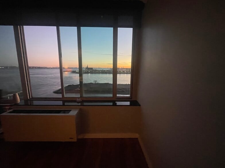 Building Photo - 25 Hudson St