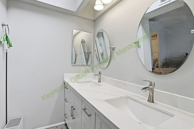 Building Photo - Lakefront Gilbert Home in Prime Location Near Parks, Shopping & Easy Freeway Access