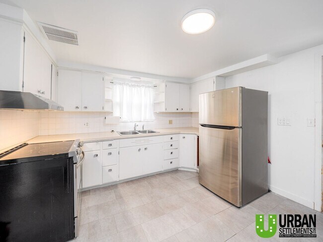 Building Photo - Hard-to-Find 2 Bed Home with HUGE Fenced Yard