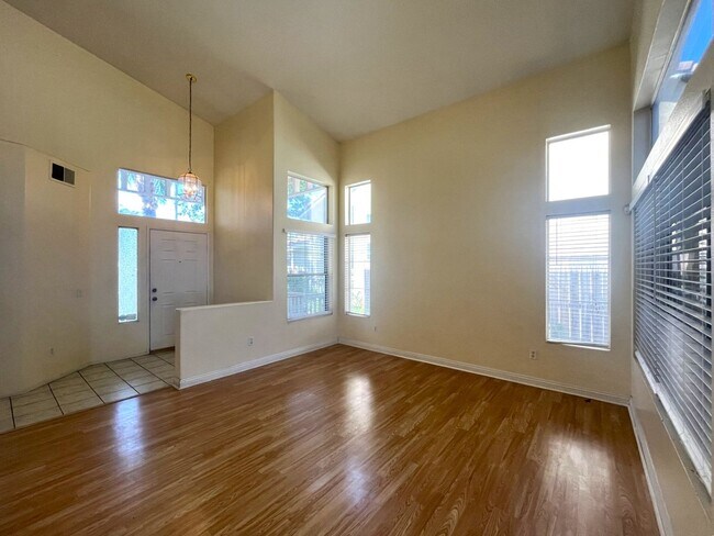 Building Photo - 4 bed, 2.5 bath located in Corona, CA!