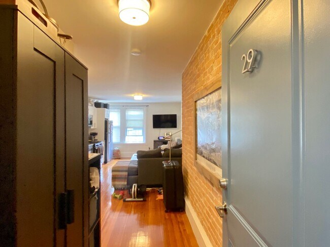 Building Photo - Nicely renovated 2 bed in Brookline.