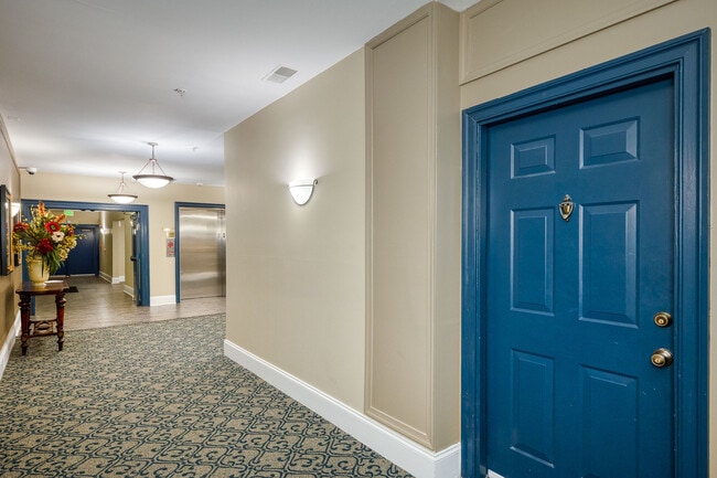 Building Photo - 400 Symphony Cir