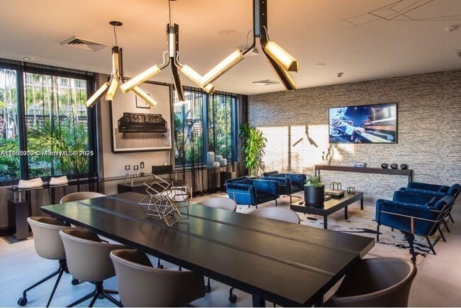 Building Photo - 121 NE 34th St