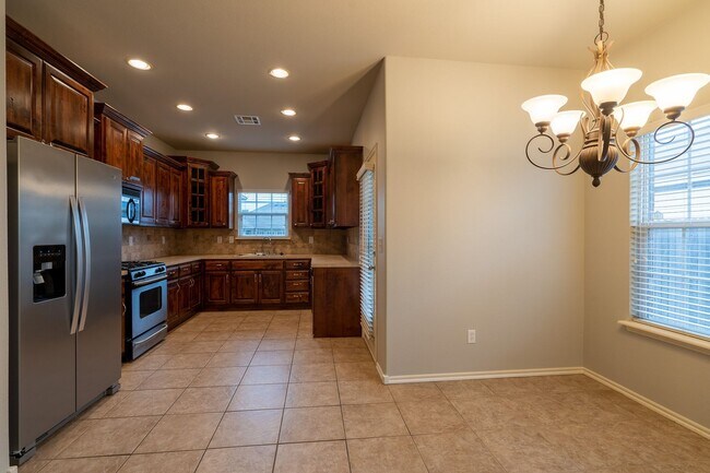 Building Photo - Beautiful 3 bed / 2 bath in New Tulsa!