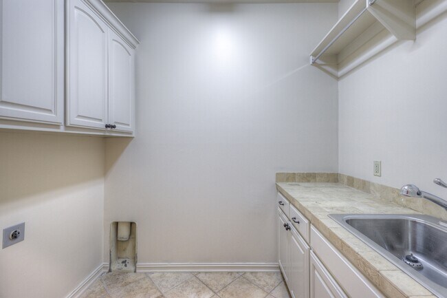 Building Photo - 11841 S Pittsburg Ave