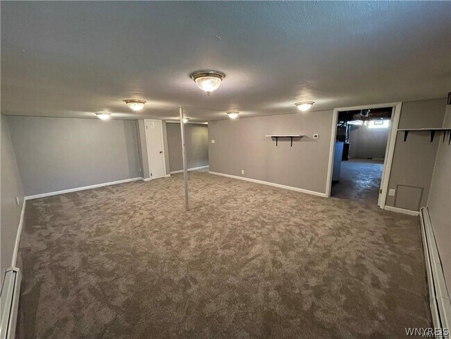 Building Photo - 425 East Ln