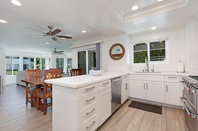 Building Photo - 544 Via De La Valle