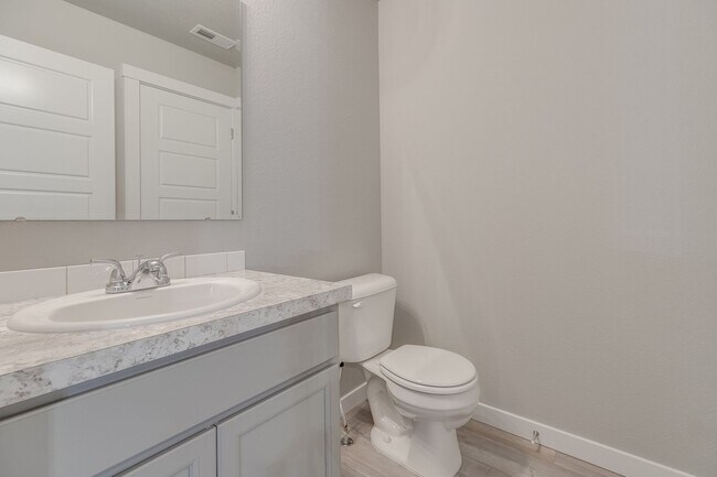 Building Photo - Now Leasing this Meridian Townhome!  Great...