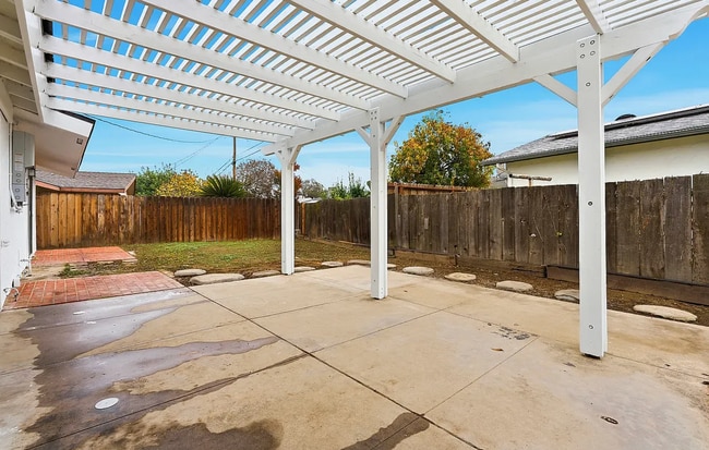 Building Photo - 179 W Hazelwood Dr