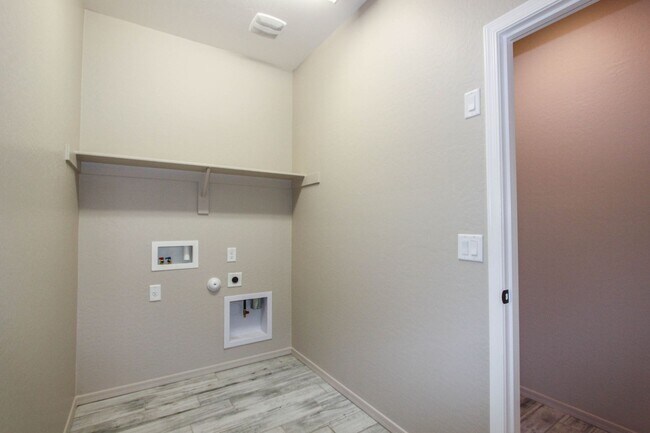 Building Photo - Four Bedroom Saddlewood Home