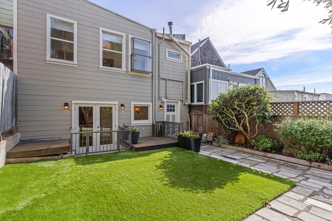 Building Photo - 2 Bed + Bonus Room + Office, 2 Bath Bernal...