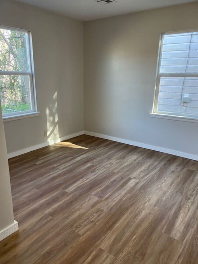 Building Photo - 1648 S Maple Ave