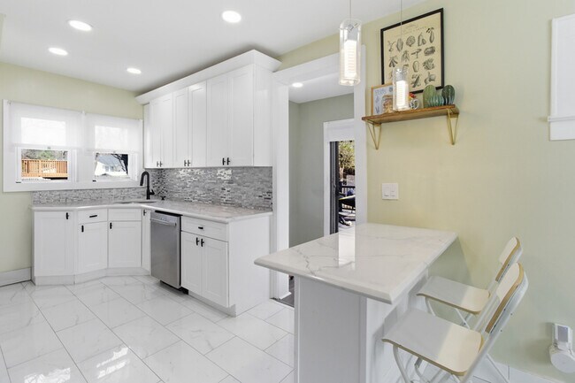 Building Photo - 925 Plainfield Ave