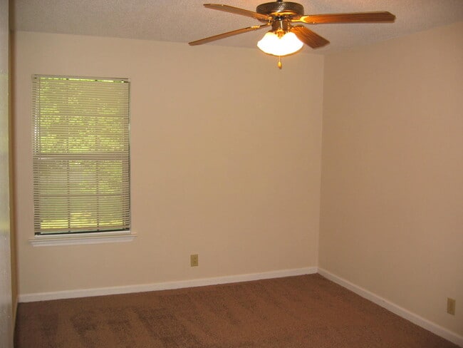 Building Photo - 2576 Oak Hill Dr