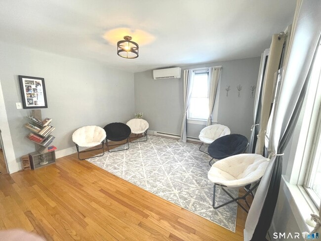 Building Photo - 194 School St