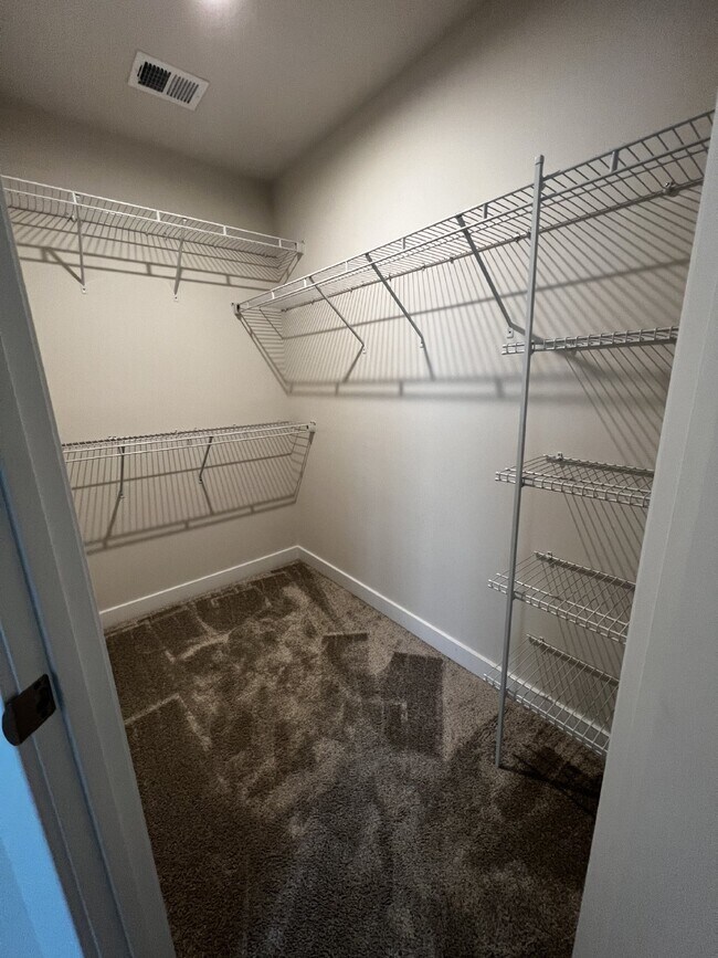 Building Photo - **Special Move-in Offer**  $500 off of the...