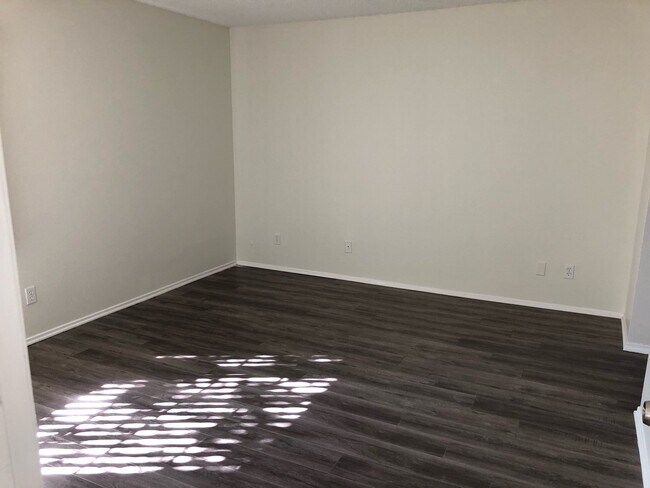 Building Photo - 6400 Kraft Ave