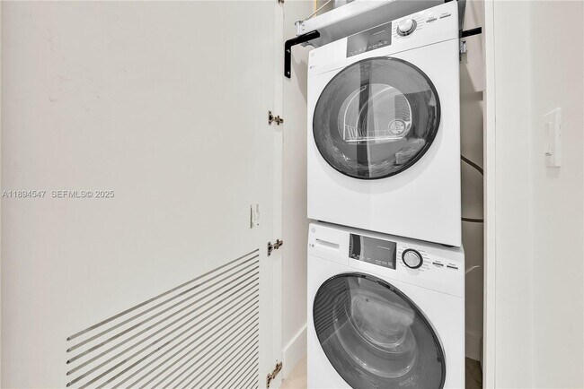 Building Photo - 530 SW 11th Ave