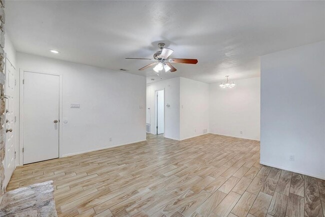 Building Photo - 703 Country Aire Dr