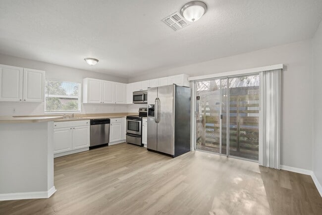 Building Photo - Move in Ready! Modern 3-Bedroom 2-bath Hom...