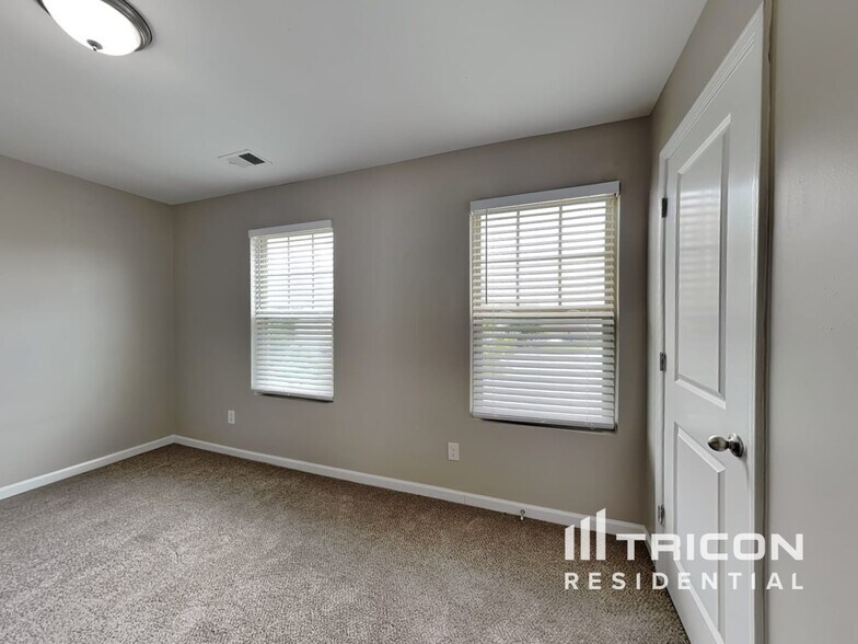 Building Photo - 646 Nonsuch Way