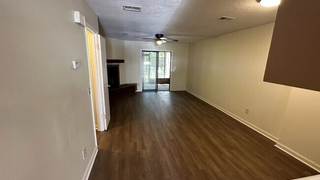 Building Photo - Town house for Rent