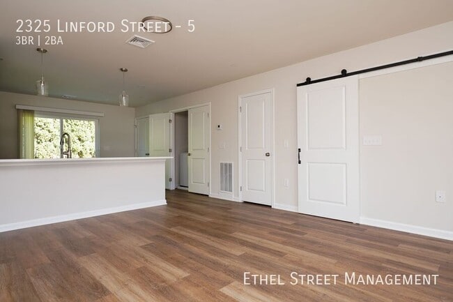 Building Photo - 2325 Linford St