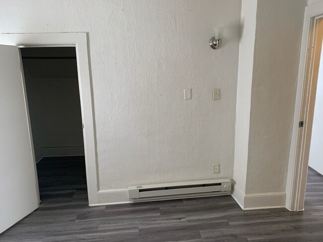 Building Photo - 3 or 4 bedroom (3 bedrooms+ bonus room) House in Rum Village