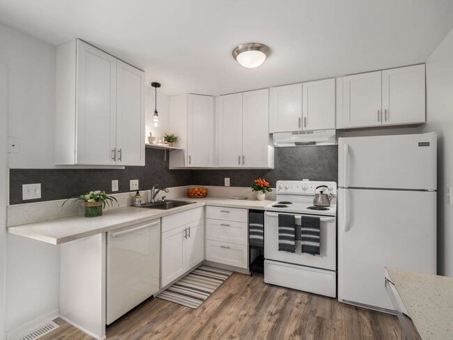 Building Photo - Awesome 2BE/1.5BA duplex in fantastic location in Nashville!