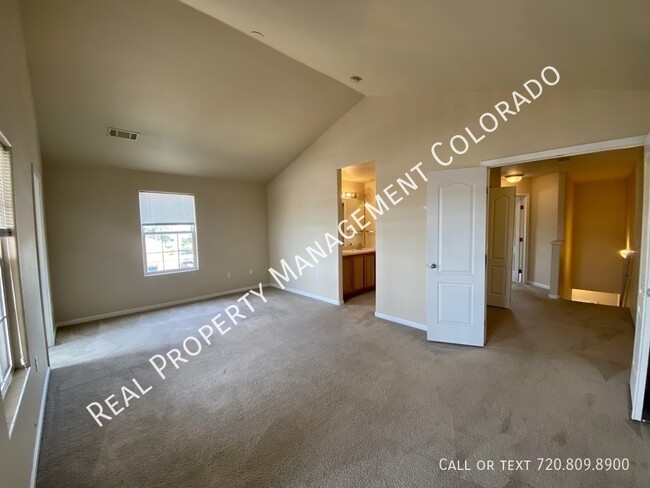 Building Photo - Beautiful Townhome in Aurora