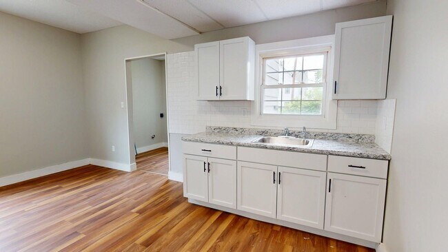 Building Photo - Madison/West Blvd neighborhood: 3 bedroom/1 bath single family home.