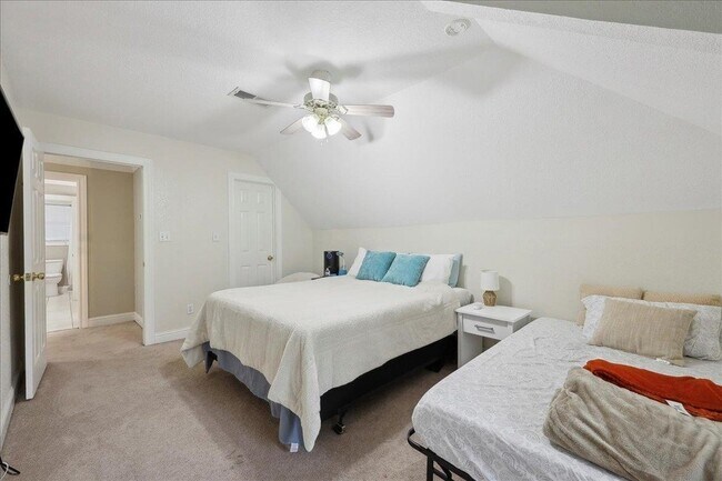 Building Photo - 4 Twin Cir Dr