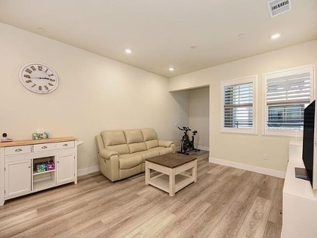Building Photo - Upscale 2/2 Apartment in The Cannery!-$500...