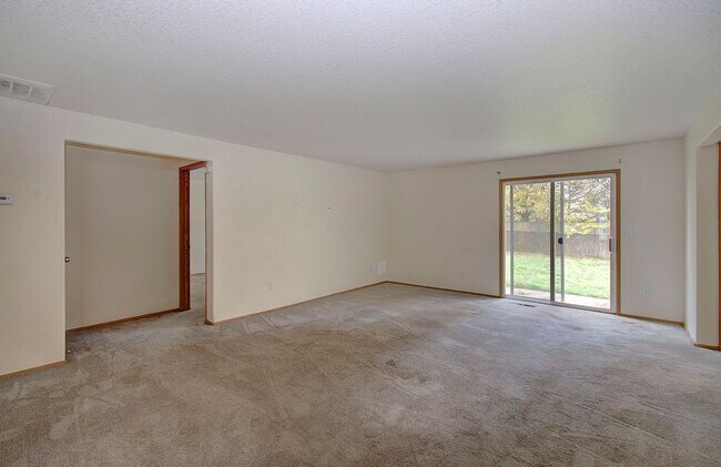 Building Photo - This one level charmer won't last long! 3 bedrooms, 2 baths, fully fenced yard, pets welcome!