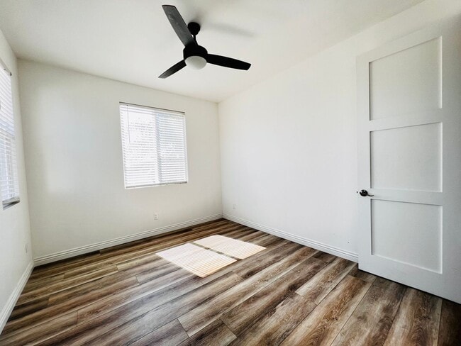 Building Photo - Private 2 bedroom, 1bath back house