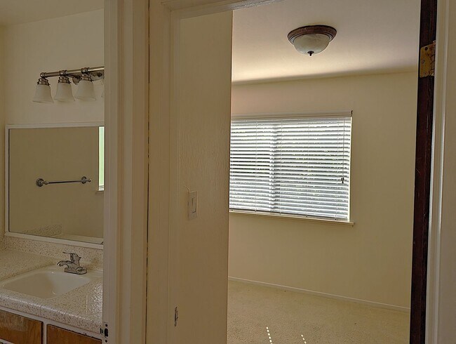 Building Photo - Spacious 2 bed 1 bathroom In-Law Unit with lots of Natural light, newly remodeled