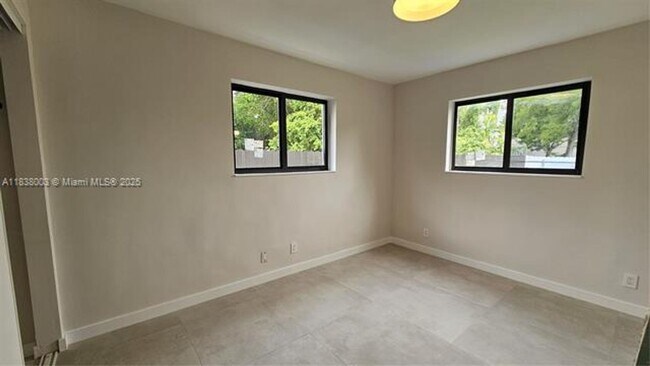 Building Photo - 424 NE 63rd St