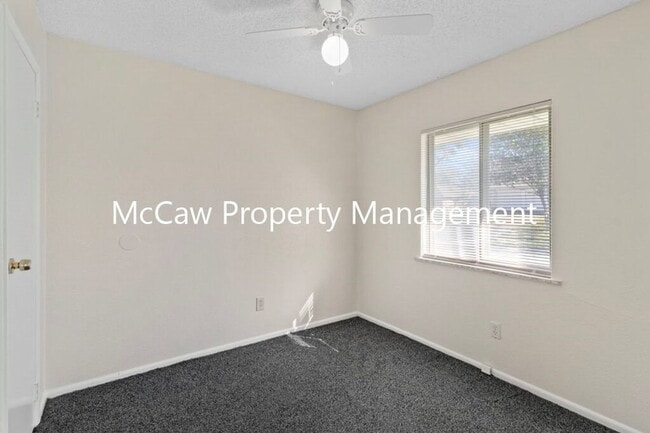 Building Photo - 2600 Bluebird Ln