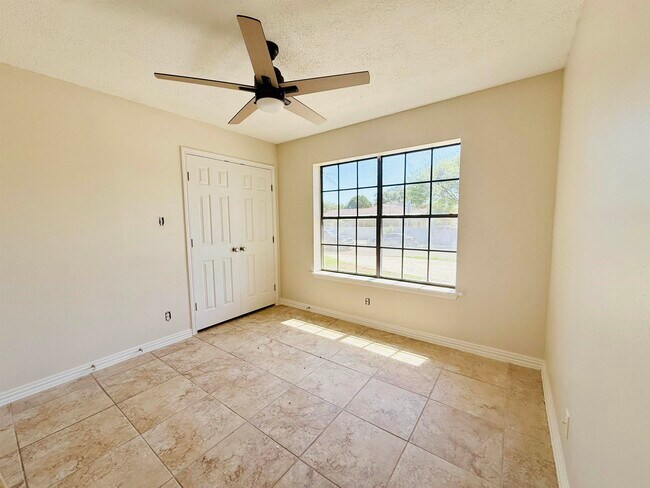 Building Photo - 907 Sandy Ln